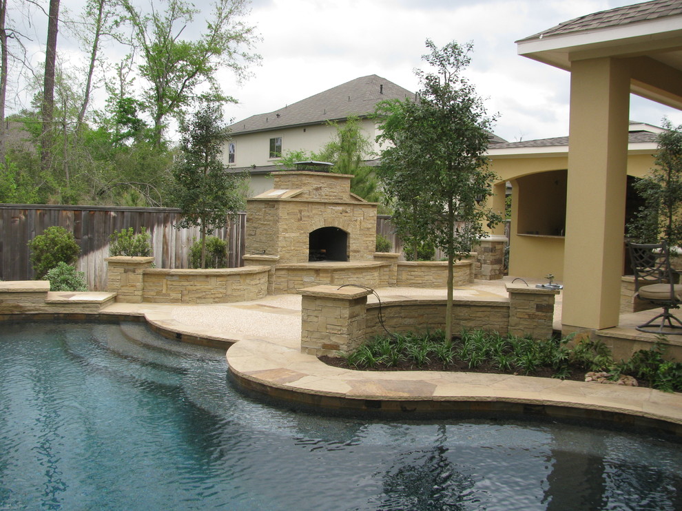Idées déco pour une piscine naturelle classique de taille moyenne et sur mesure avec une cour et une terrasse en bois.