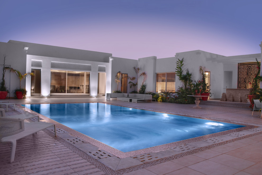 Imagen de piscina asiática rectangular en patio