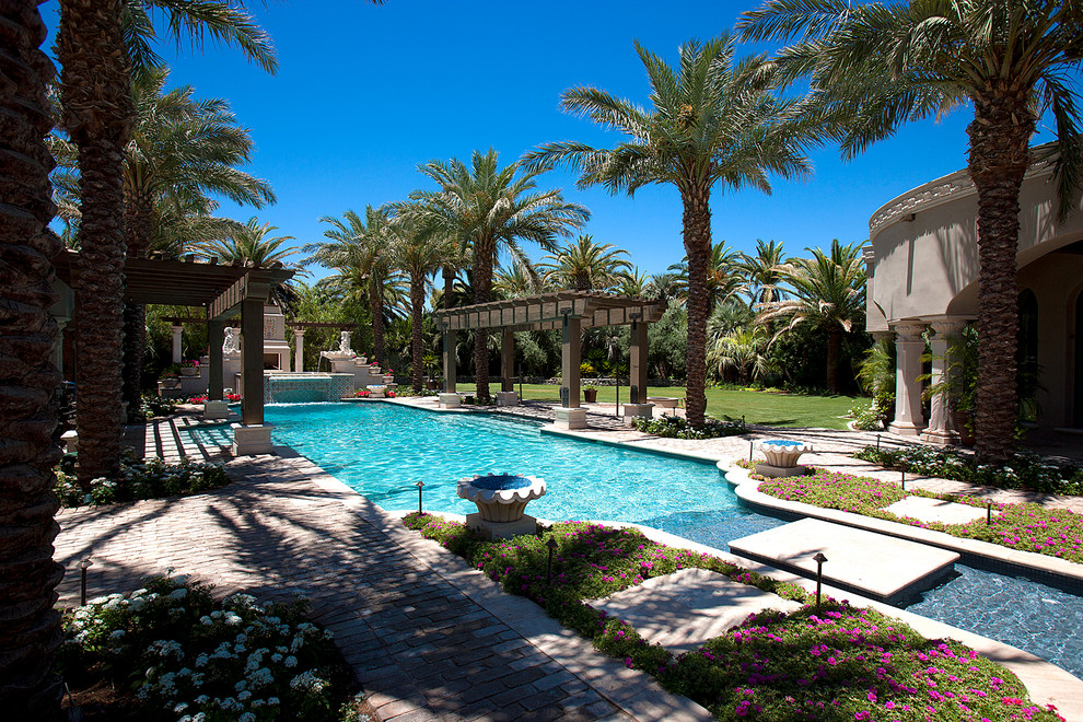 Foto de piscina con fuente clásica renovada extra grande rectangular en patio trasero con adoquines de ladrillo