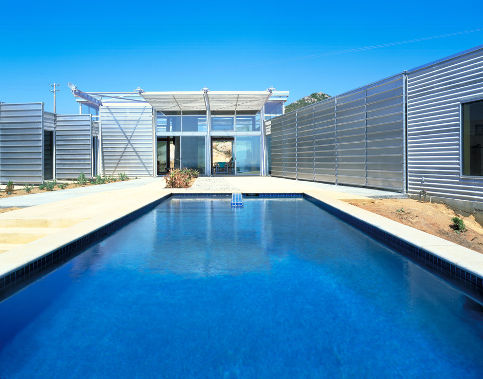 Immagine di una piscina monocorsia industriale rettangolare in cortile