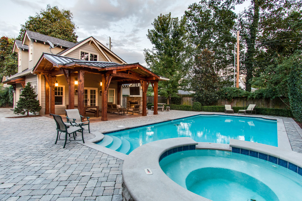 Ejemplo de piscinas y jacuzzis alargados rústicos de tamaño medio rectangulares en patio trasero con adoquines de hormigón