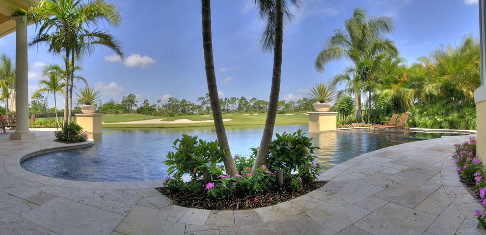 Modelo de piscinas y jacuzzis infinitos tropicales grandes a medida en patio trasero con suelo de baldosas