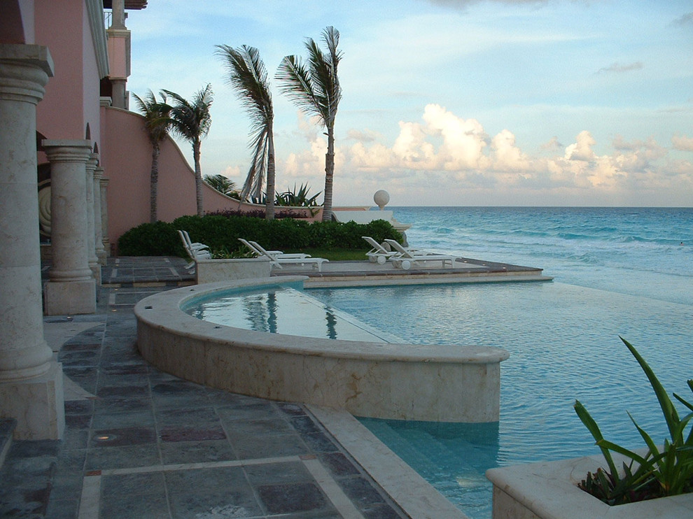 Foto di una piscina a sfioro infinito tropicale