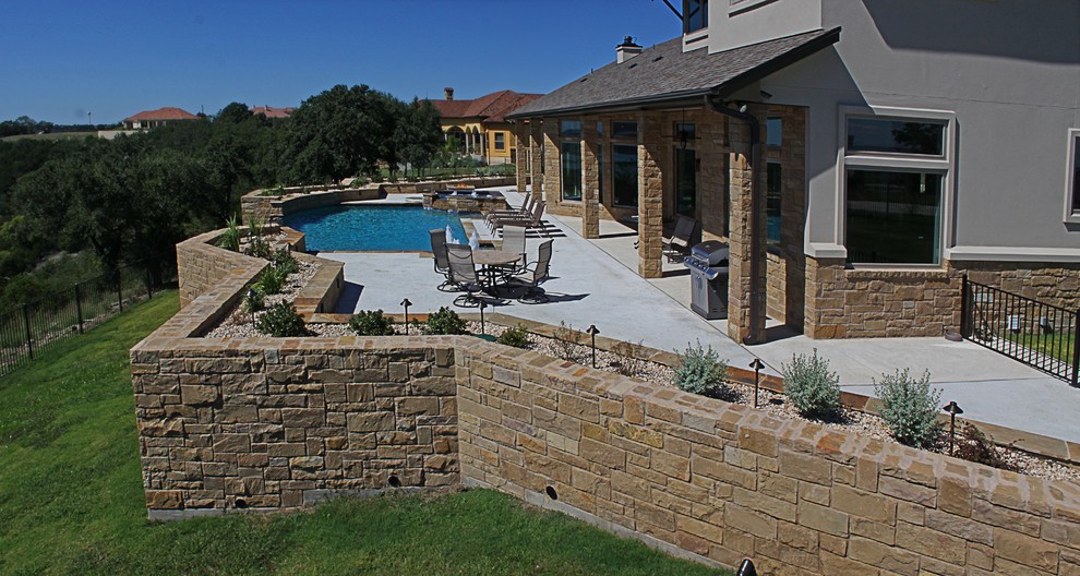 Immagine di una piscina a sfioro infinito classica personalizzata dietro casa