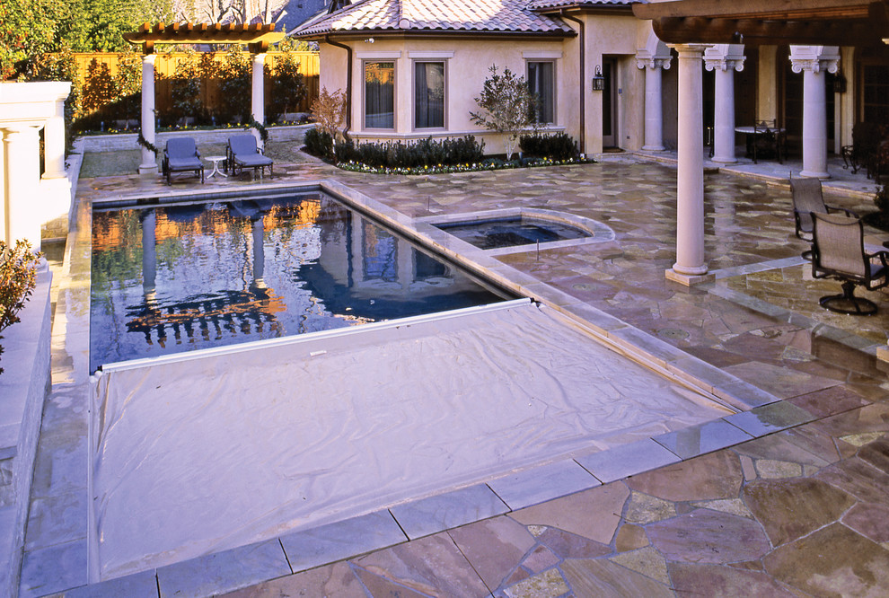 Свежая идея для дизайна: спортивный, прямоугольный бассейн на заднем дворе в средиземноморском стиле с джакузи и покрытием из декоративного бетона - отличное фото интерьера