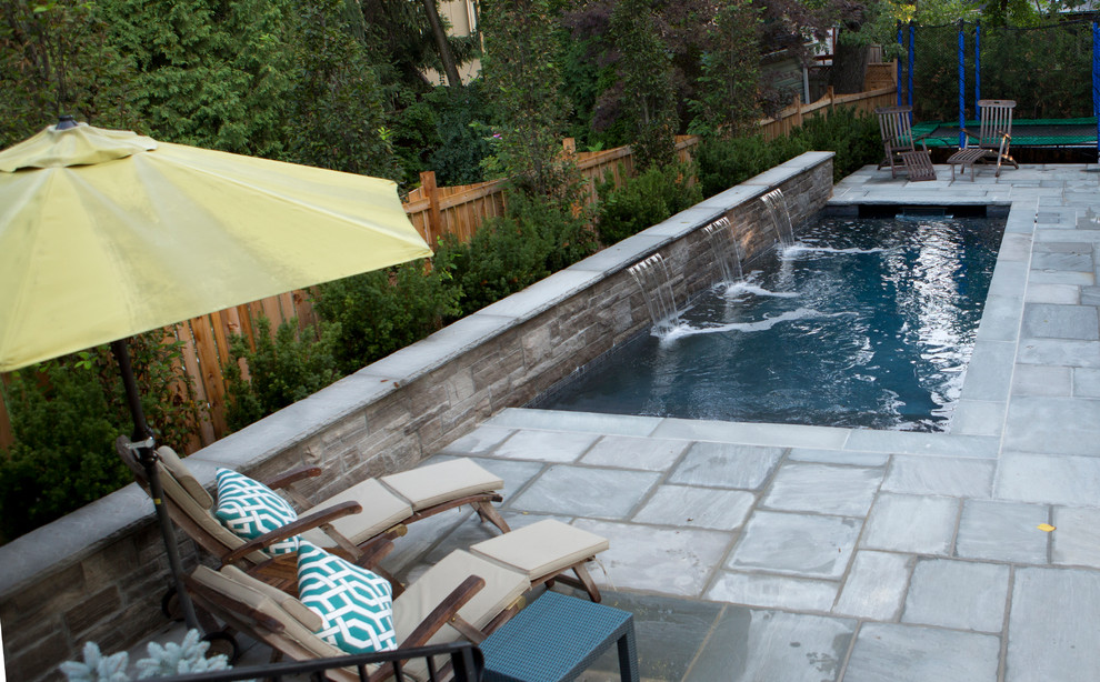 Стильный дизайн: маленький спортивный, прямоугольный бассейн на заднем дворе в классическом стиле с фонтаном и покрытием из каменной брусчатки для на участке и в саду - последний тренд