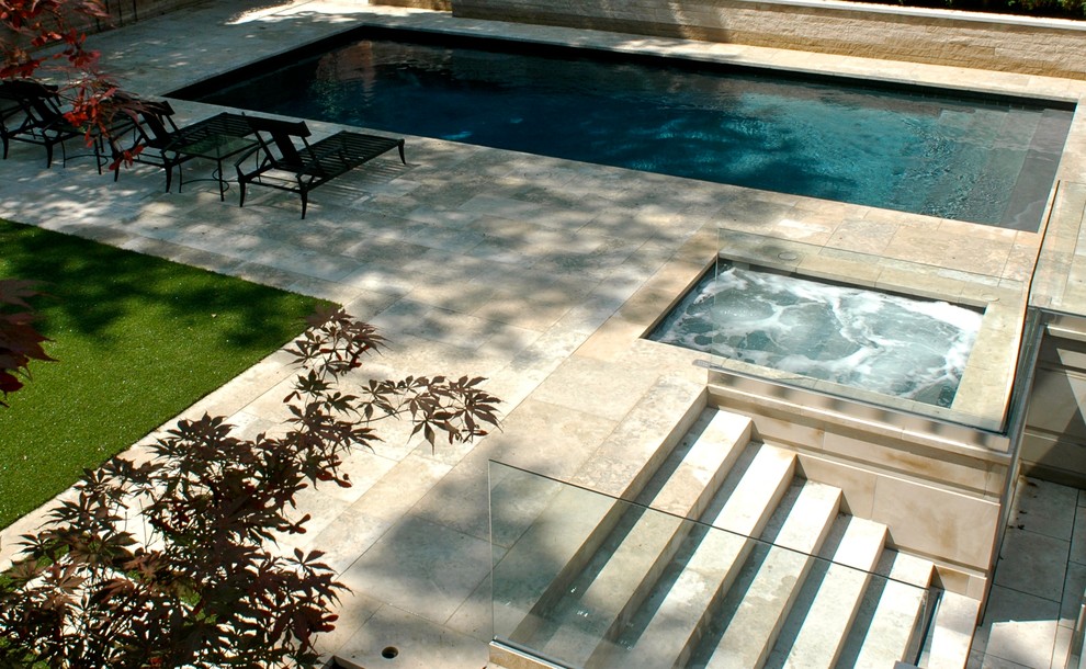 Источник вдохновения для домашнего уюта: большой спортивный, прямоугольный бассейн на заднем дворе в стиле модернизм с джакузи и покрытием из каменной брусчатки