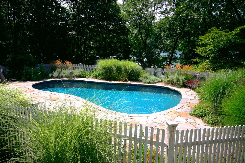 Großer Rustikaler Schwimmteich hinter dem Haus in Nierenform mit Natursteinplatten in New York