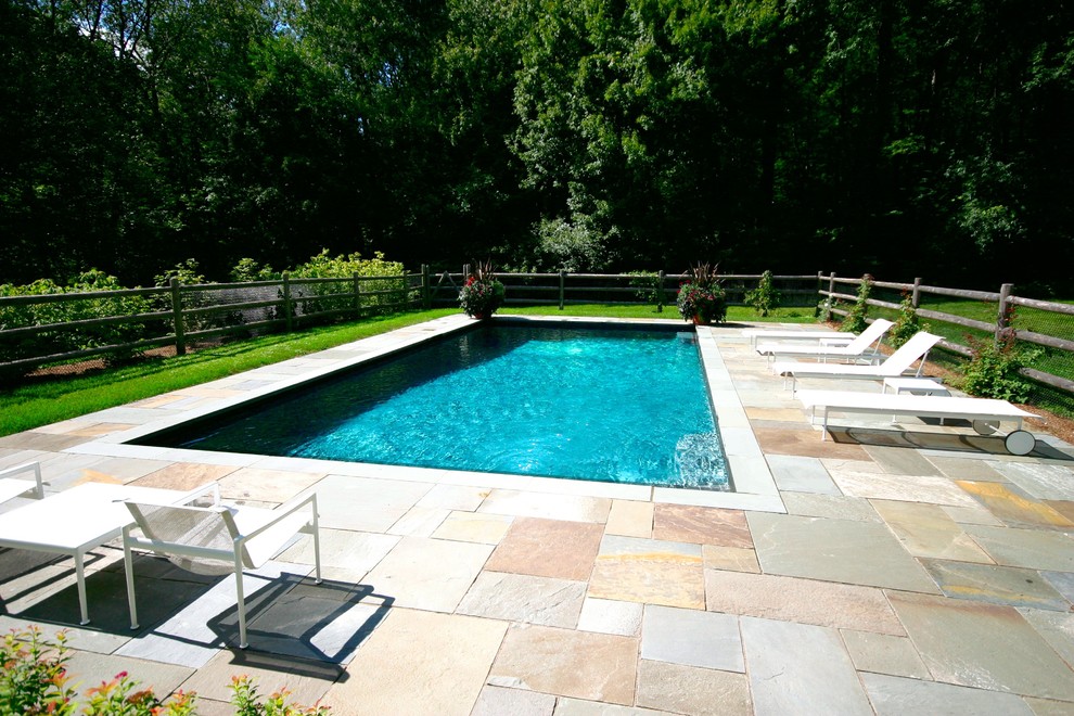 Cette photo montre un couloir de nage arrière moderne de taille moyenne et rectangle avec des pavés en pierre naturelle.