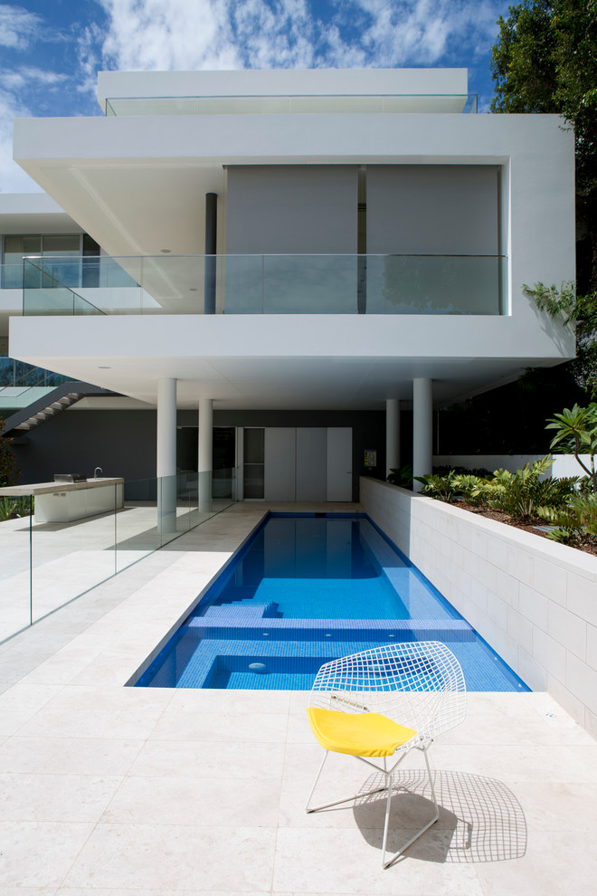 Inspiration för moderna rektangulär gårdsplaner med pool, med spabad och marksten i betong