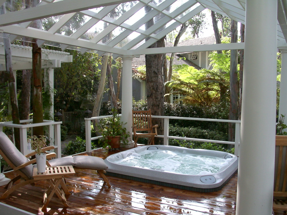 Idée de décoration pour une petite piscine arrière minimaliste avec un bain bouillonnant et une terrasse en bois.