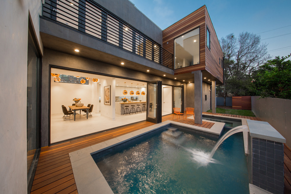 Inspiration pour un couloir de nage arrière design de taille moyenne et sur mesure avec un bain bouillonnant et une terrasse en bois.