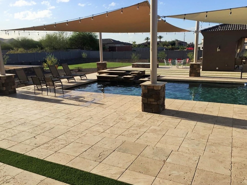 Diseño de piscinas y jacuzzis actuales extra grandes rectangulares en patio trasero