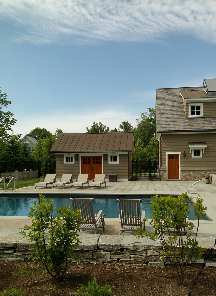 Стильный дизайн: прямоугольный бассейн на заднем дворе в классическом стиле с покрытием из каменной брусчатки и джакузи - последний тренд