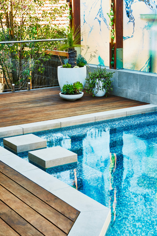 Источник вдохновения для домашнего уюта: прямоугольный бассейн-инфинити среднего размера на внутреннем дворе в современном стиле с настилом и домиком у бассейна