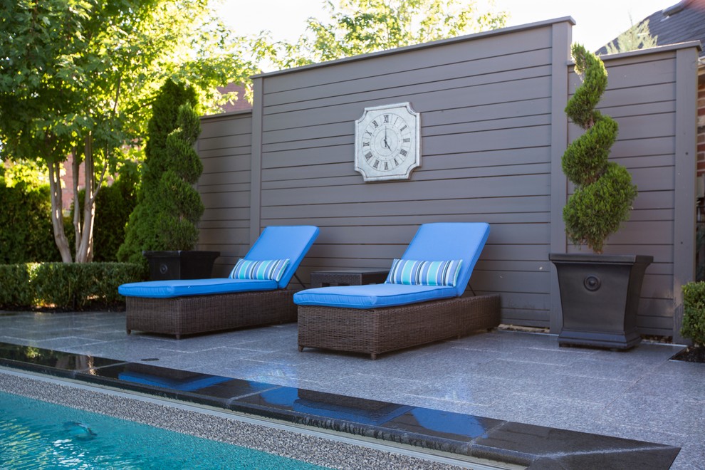 Стильный дизайн: бассейн на заднем дворе в стиле неоклассика (современная классика) с покрытием из каменной брусчатки - последний тренд