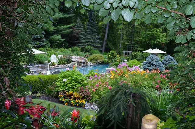 Vibrant Garden Backyard Klassisch Garten New York Von Scenic Landscaping Houzz