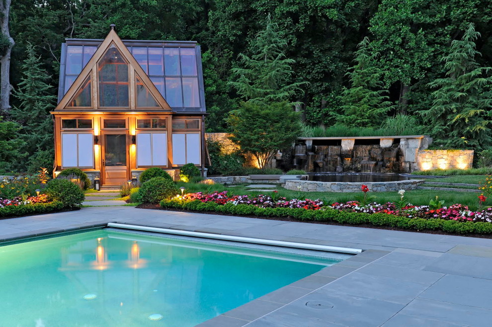 Идея дизайна: большой прямоугольный бассейн на заднем дворе в современном стиле с мощением тротуарной плиткой