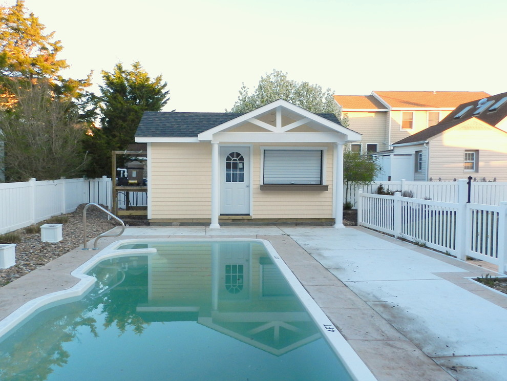 Immagine di una piscina stile marino di medie dimensioni e dietro casa con una dépendance a bordo piscina