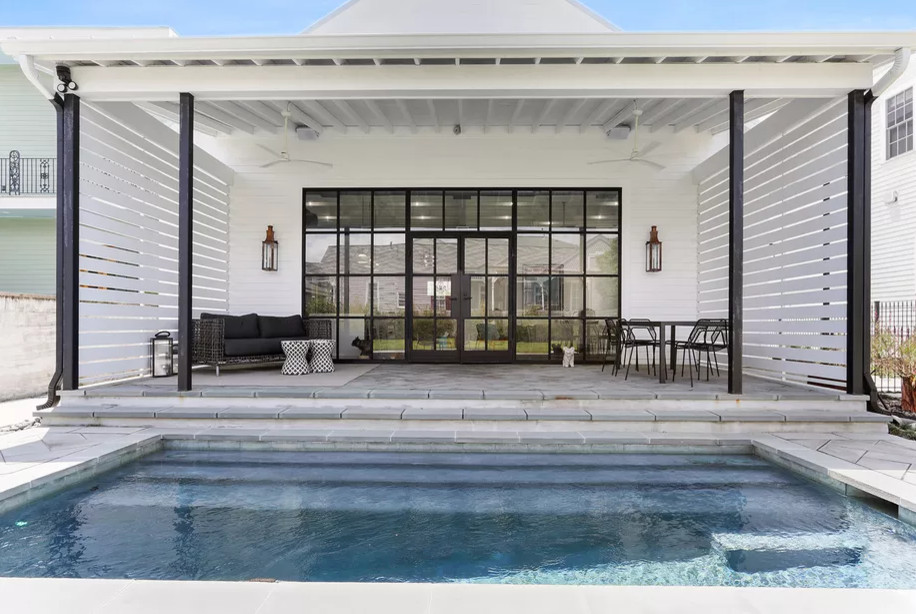 Foto de piscina natural contemporánea grande rectangular en patio con suelo de hormigón estampado