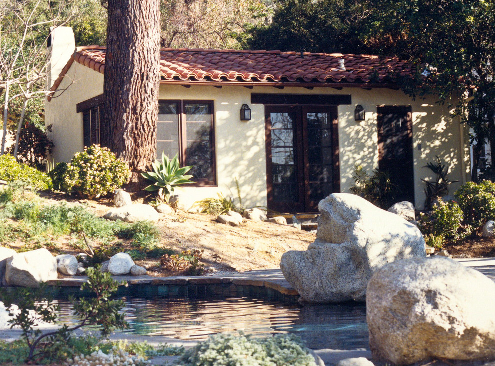 Cette photo montre un Abris de piscine et pool houses arrière méditerranéen de taille moyenne et sur mesure avec des pavés en pierre naturelle.