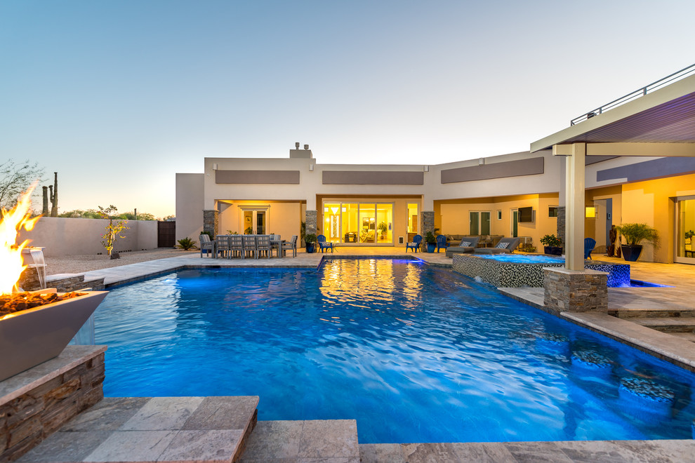 Ispirazione per una grande piscina minimal personalizzata dietro casa con una vasca idromassaggio e piastrelle