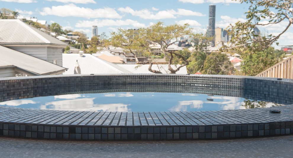 Oberirdischer, Mittelgroßer, Gefliester Moderner Whirlpool hinter dem Haus in runder Form in Brisbane