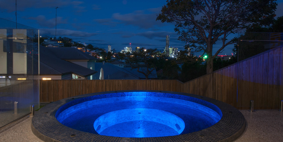 Oberirdischer, Mittelgroßer, Gefliester Moderner Whirlpool hinter dem Haus in runder Form in Brisbane