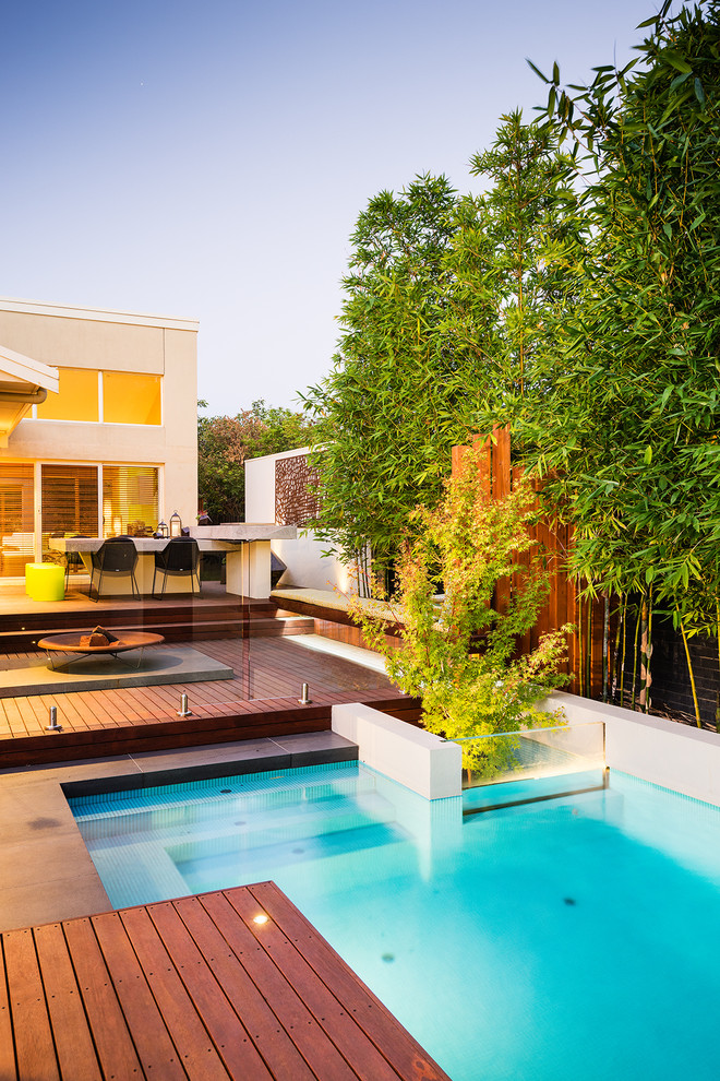 Источник вдохновения для домашнего уюта: бассейн произвольной формы на заднем дворе в современном стиле с настилом