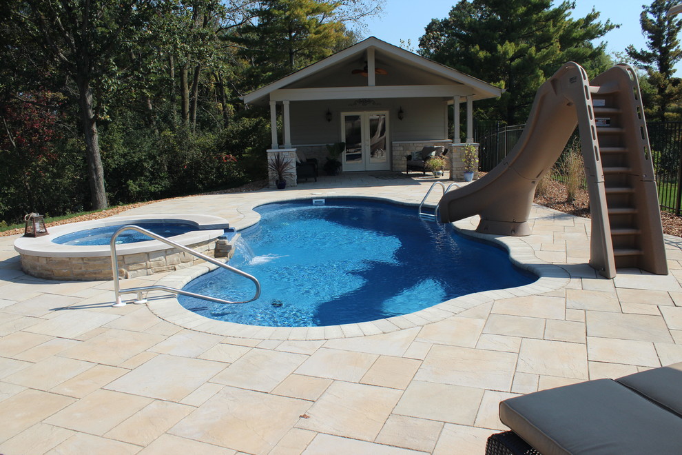 Immagine di una piscina tradizionale personalizzata di medie dimensioni e dietro casa con una dépendance a bordo piscina e pavimentazioni in mattoni