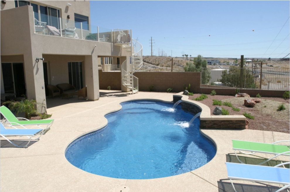 Mittelgroßer Mediterraner Pool hinter dem Haus in individueller Form mit Betonboden in Phoenix
