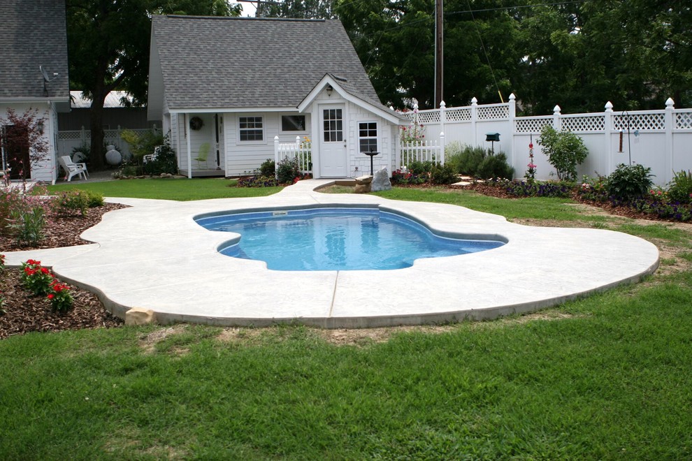 Imagen de piscina de estilo de casa de campo pequeña a medida con losas de hormigón