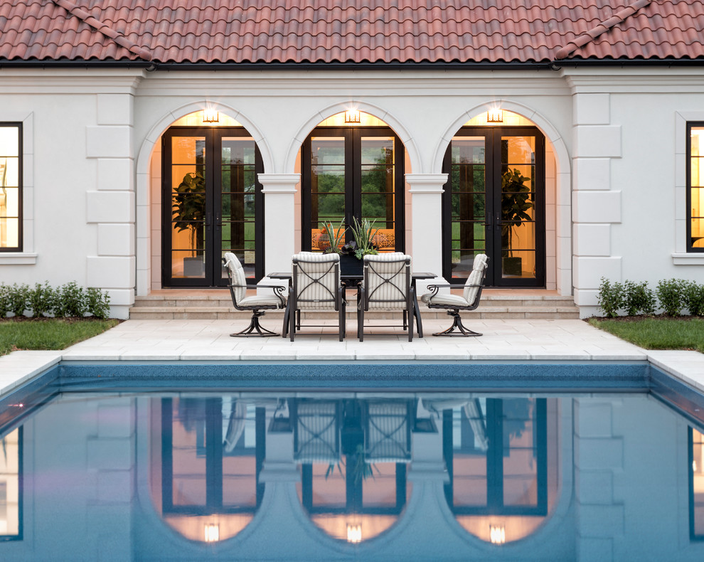 Идея дизайна: большой спортивный, прямоугольный бассейн на заднем дворе в средиземноморском стиле с домиком у бассейна и покрытием из каменной брусчатки