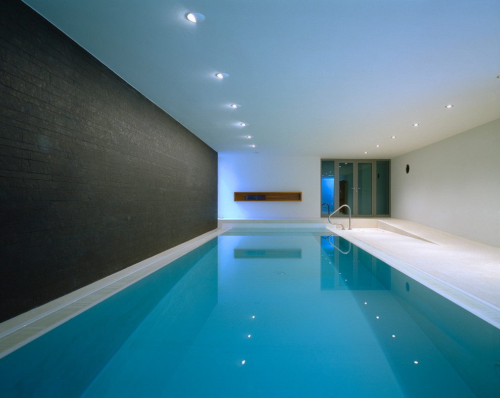 Modelo de piscina contemporánea grande rectangular y interior con suelo de baldosas