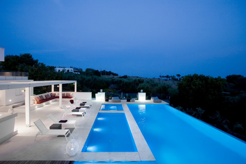 Imagen de casa de la piscina y piscina infinita contemporánea grande rectangular en patio trasero