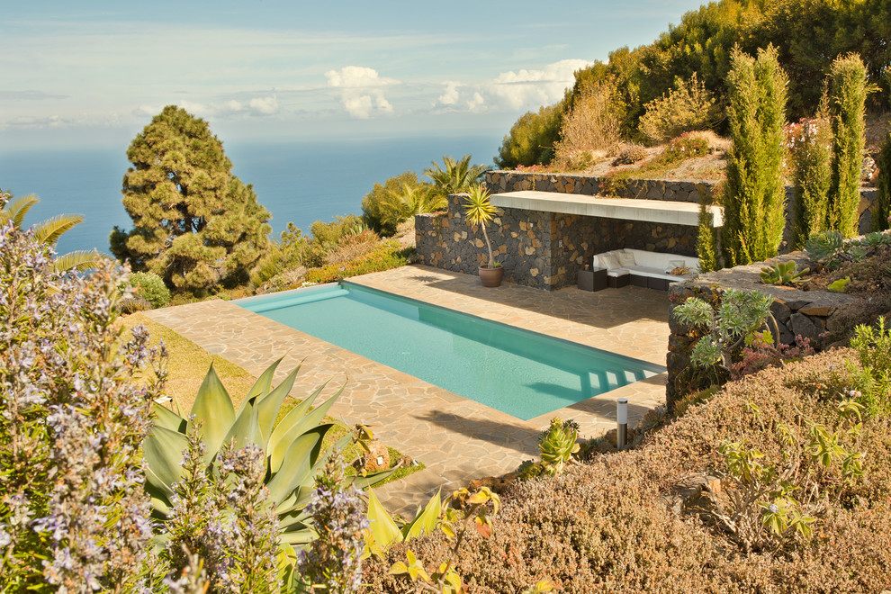 Свежая идея для дизайна: прямоугольный бассейн-инфинити среднего размера в средиземноморском стиле с домиком у бассейна - отличное фото интерьера