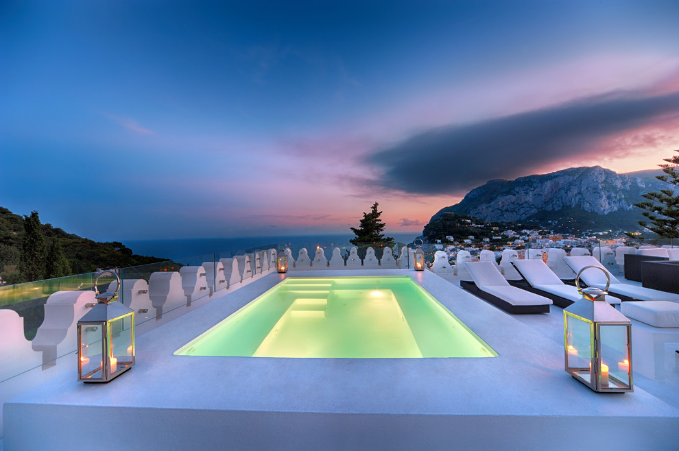 Foto de piscina mediterránea de tamaño medio rectangular en azotea con losas de hormigón