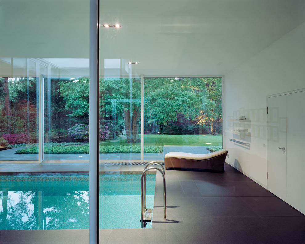 Inspiration pour un grand couloir de nage design rectangle avec du carrelage.