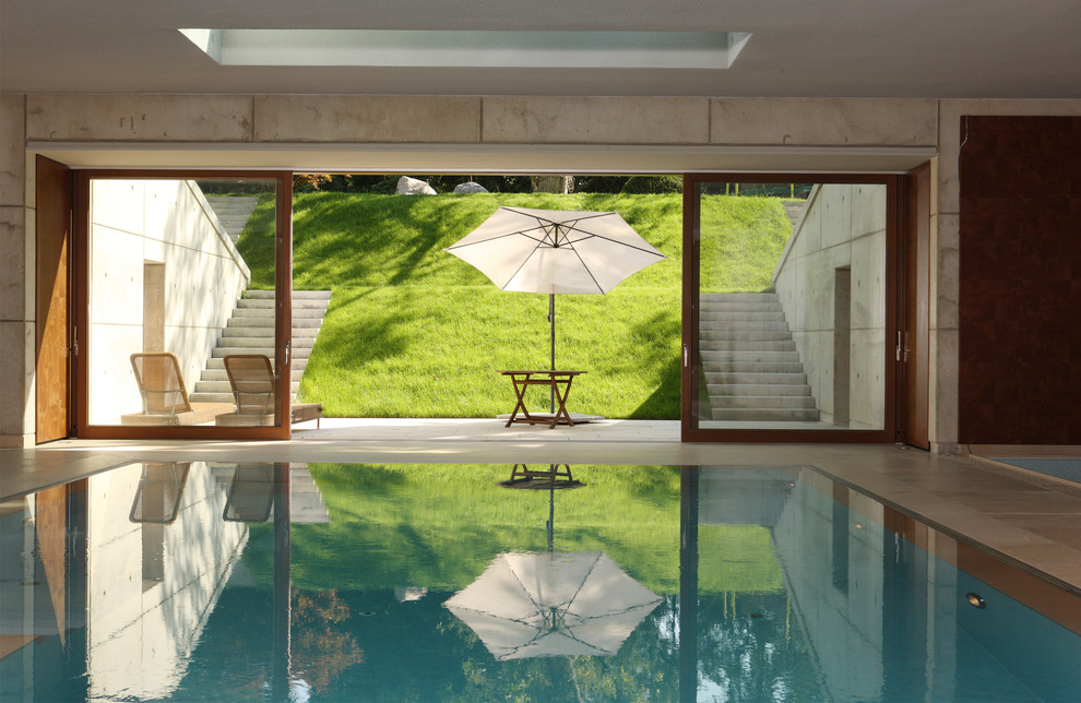 Cette photo montre une grande piscine intérieure tendance rectangle avec du carrelage.
