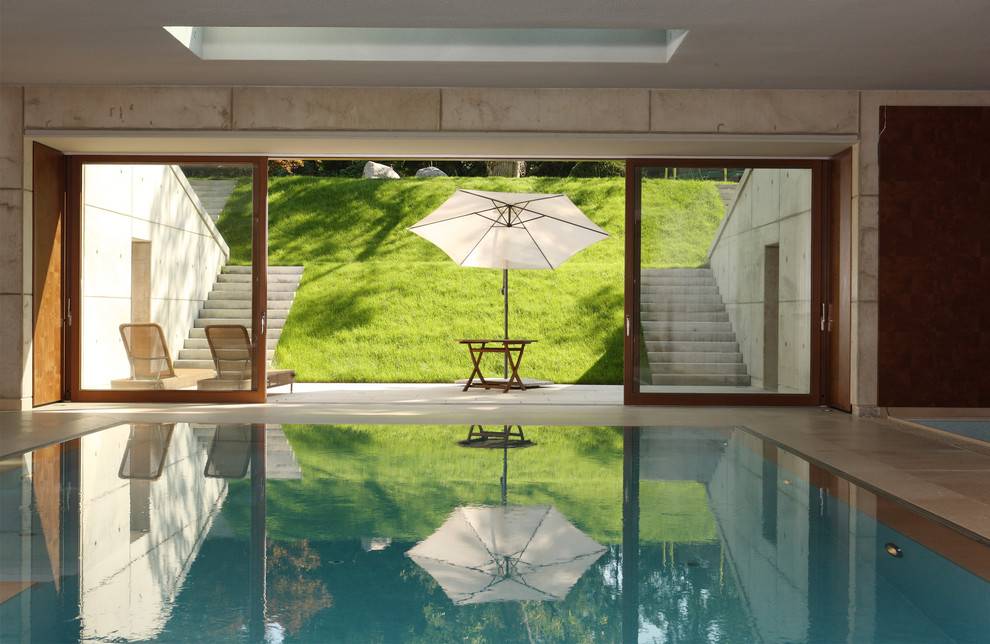 Großer, Gefliester Moderner Indoor-Pool in rechteckiger Form in Hamburg