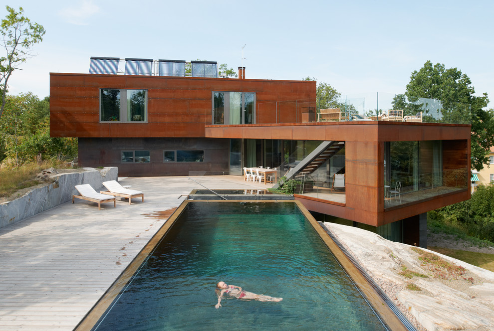 Idee per una piscina design rettangolare dietro casa con pedane