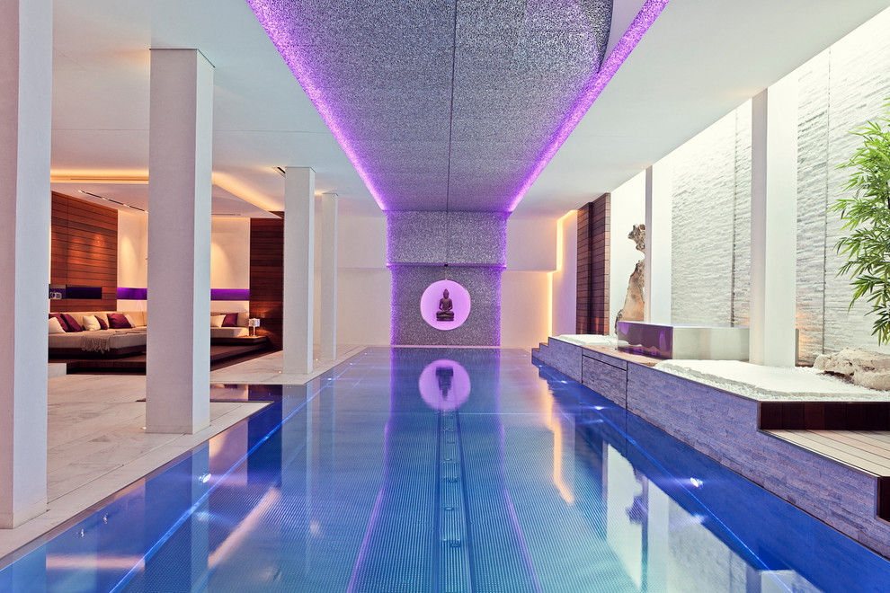 Großer Moderner Pool in rechteckiger Form mit Natursteinplatten in Köln