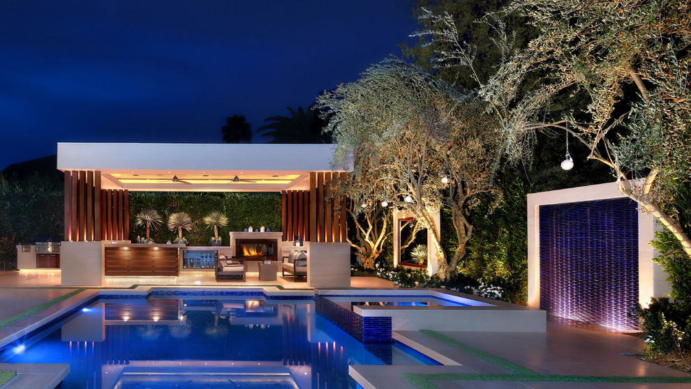 Foto di una piscina a sfioro infinito minimal personalizzata dietro casa con piastrelle
