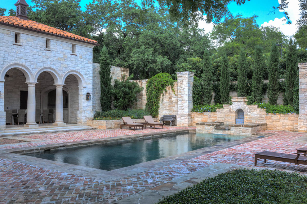 На фото: прямоугольный бассейн на внутреннем дворе в средиземноморском стиле с фонтаном с