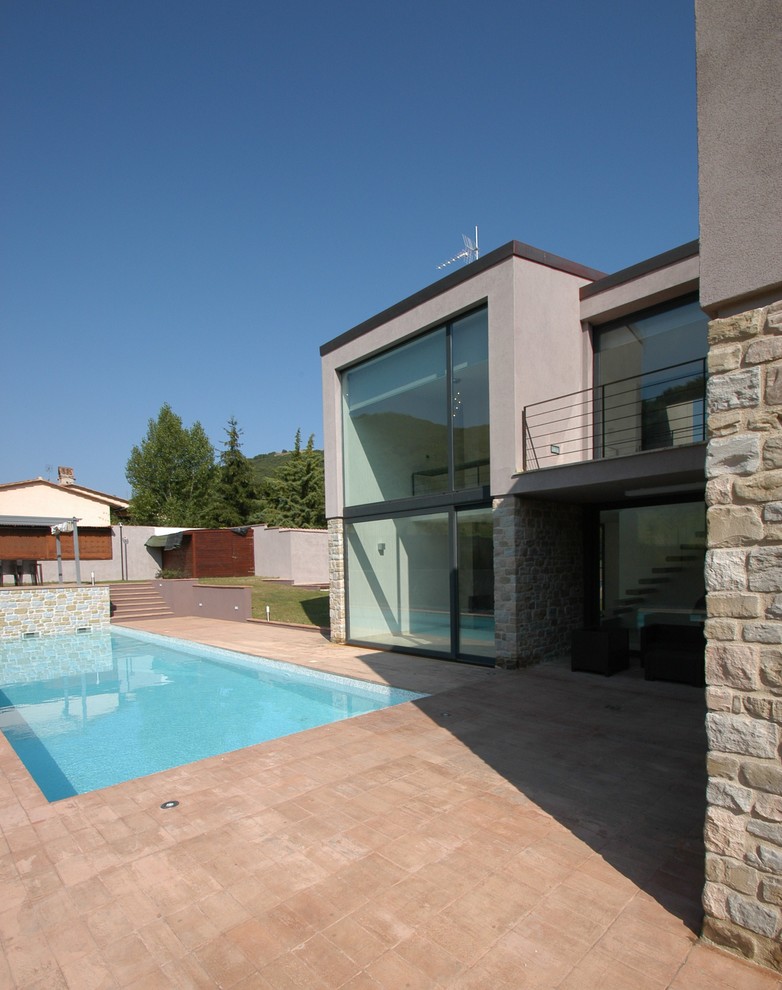 Foto di una piscina monocorsia minimal rettangolare di medie dimensioni e dietro casa con una dépendance a bordo piscina e pavimentazioni in mattoni