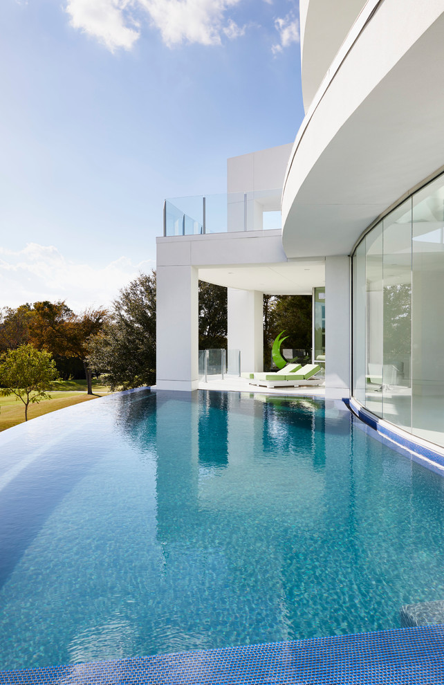 Moderner Infinity-Pool hinter dem Haus in individueller Form in Dallas