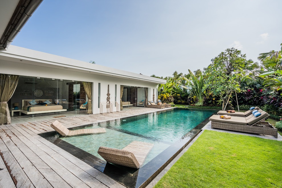Moderner Pool hinter dem Haus in rechteckiger Form mit Dielen in Perth