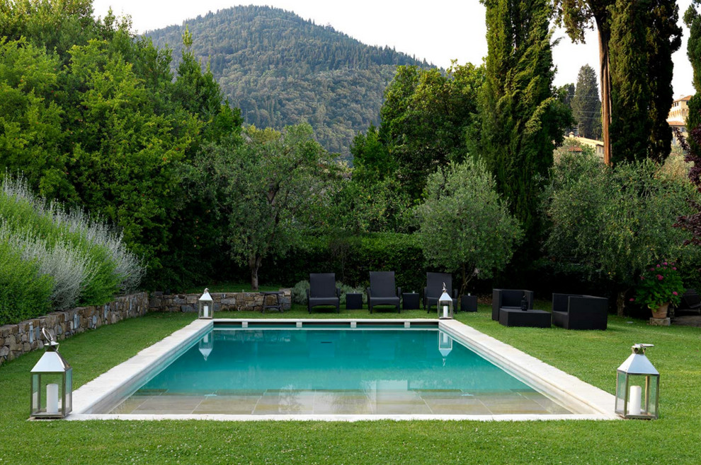 Свежая идея для дизайна: прямоугольный бассейн в классическом стиле - отличное фото интерьера