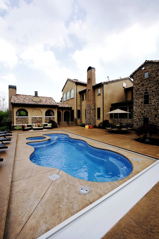 Foto de casa de la piscina y piscina natural mediterránea a medida en patio trasero con suelo de hormigón estampado