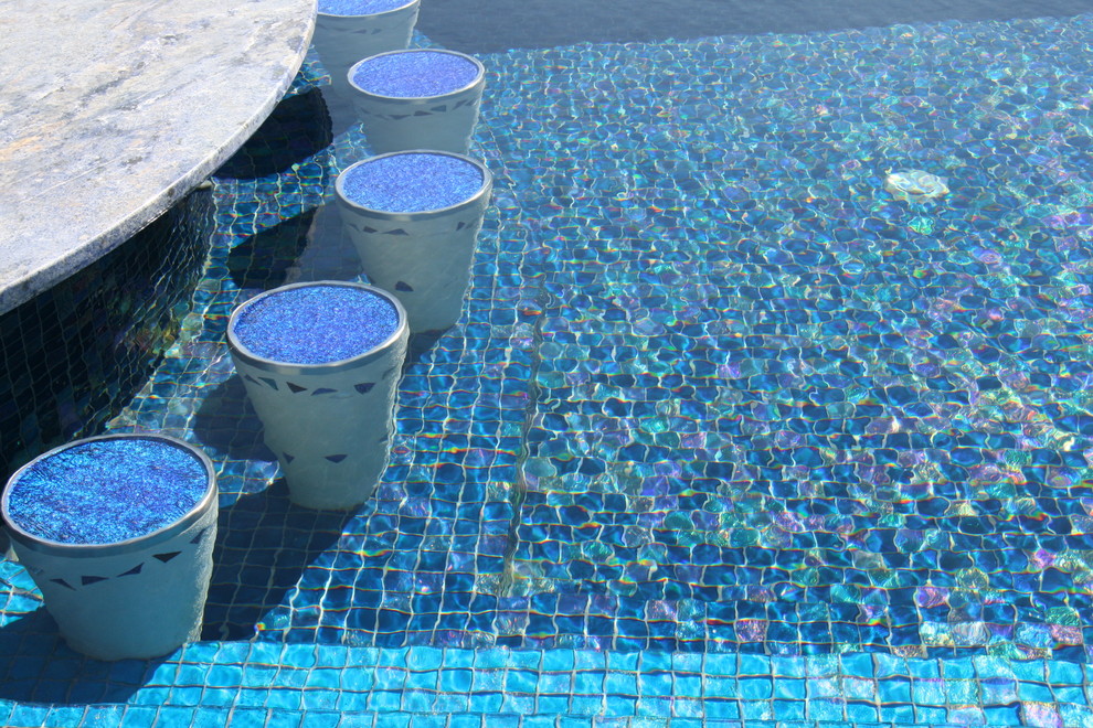 Geräumiger Mediterraner Infinity-Pool hinter dem Haus mit Natursteinplatten in Vancouver